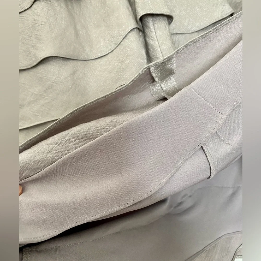 Knee length dress with ruffles and elastic lining underneath - Picture 4 of 5